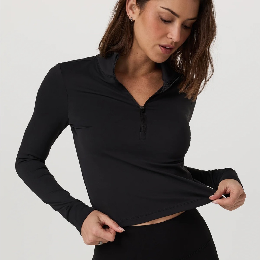 Vuori Studio Half Zip Crop in Black - size Small